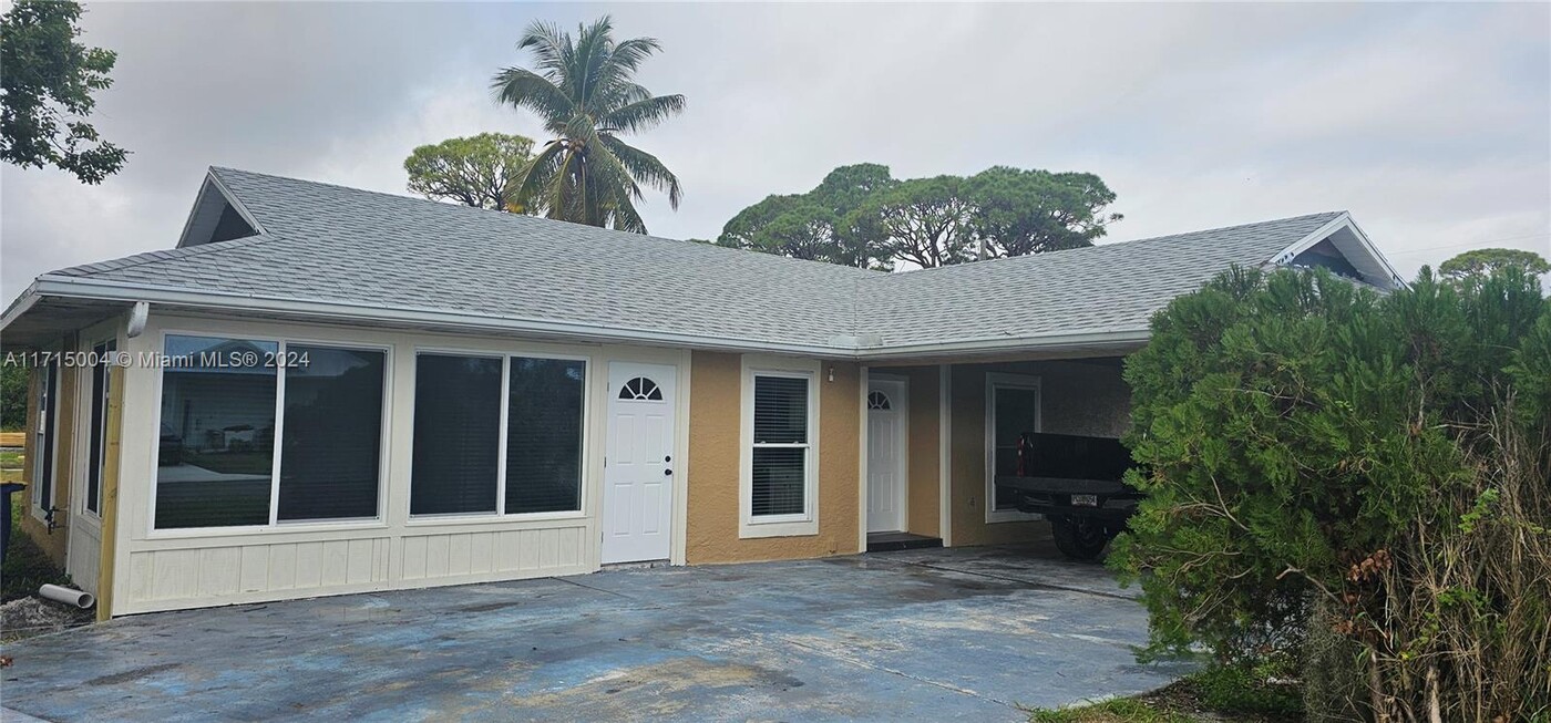 2425 Mohawk Ave in Fort Pierce, FL - Building Photo