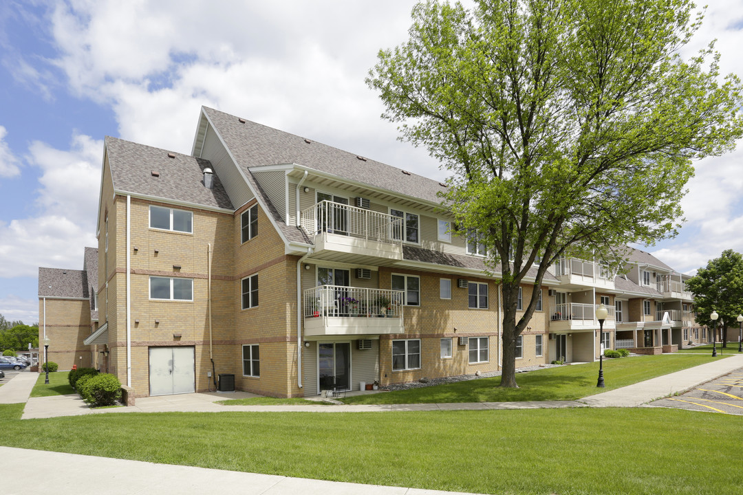 Trollwood Village Apartments in Fargo, ND - Foto de edificio