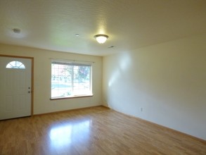 25160 E Broadway in Veneta, OR - Building Photo - Interior Photo