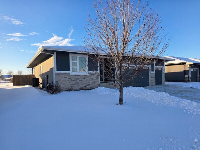 482 NE Westgate Dr in Waukee, IA - Building Photo - Building Photo