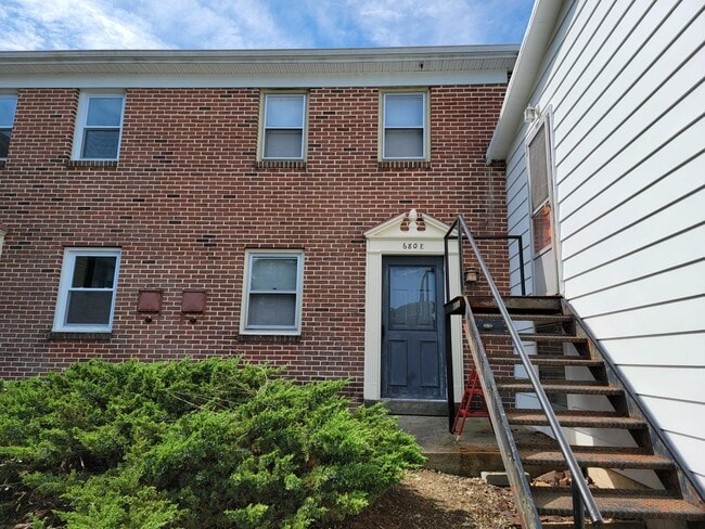 680 Broad St, Unit E in Akron, PA - Building Photo - Building Photo