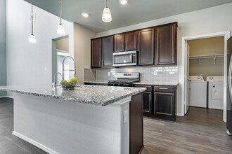 1609 Ranch House in New Braunfels, TX - Foto de edificio - Building Photo