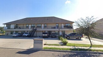 8 Hill Crest Dr in Alton, TX - Building Photo
