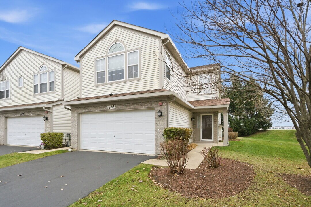 1836 Candlelight Cir in Montgomery, IL - Building Photo