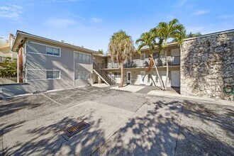 95 Edgewater Dr, Unit 107 in Coral Gables, FL - Building Photo - Building Photo