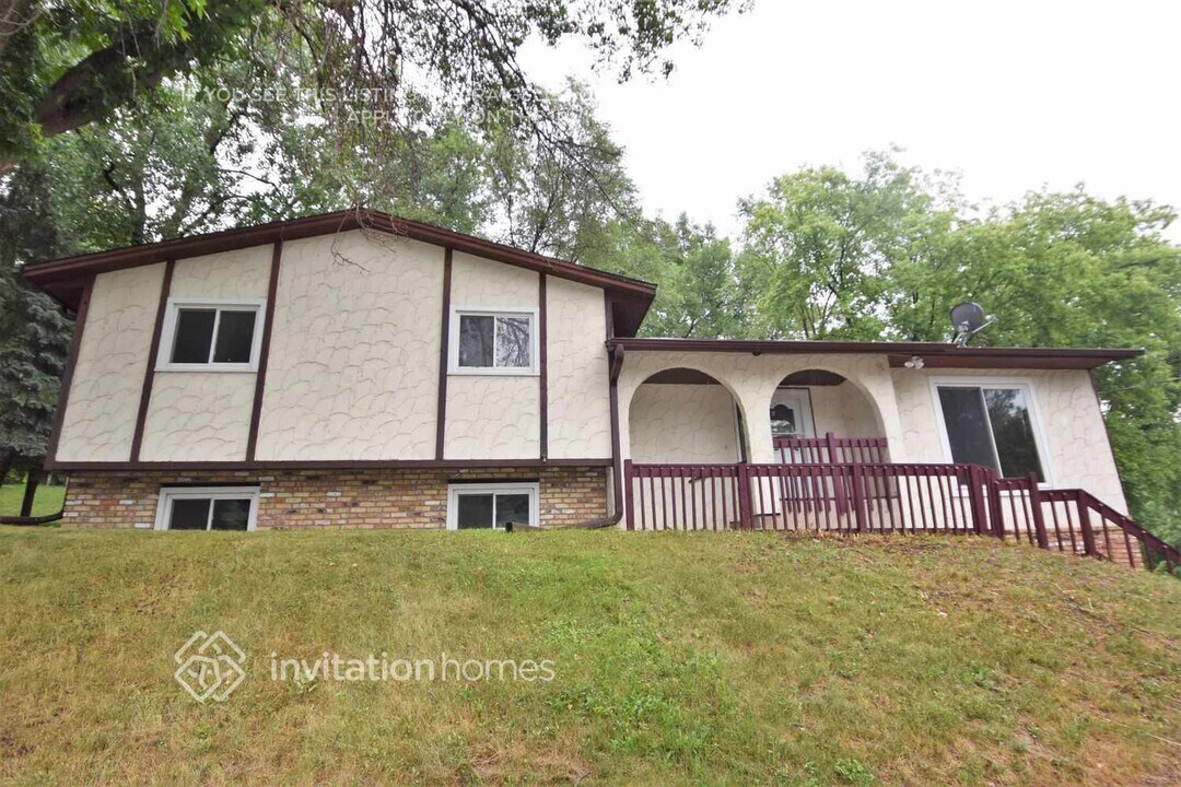 660 Burlington Rd in St. Paul, MN - Building Photo