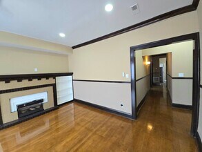 7747 S Cornell Ave, Unit 2 in Chicago, IL - Foto de edificio - Building Photo