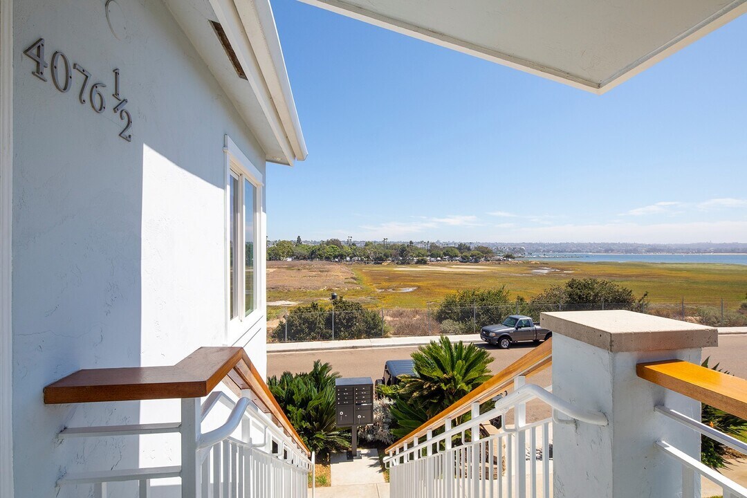 4076 1/2 Crown Point Dr in San Diego, CA - Building Photo