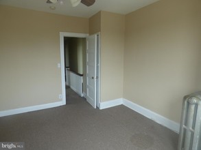 484 Shurs Ln in Philadelphia, PA - Foto de edificio - Building Photo