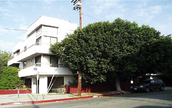 12401 Chandler Blvd in Valley Village, CA - Building Photo