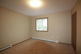 Southwood Park Townhomes in Thief River Falls, MN - Building Photo - Building Photo