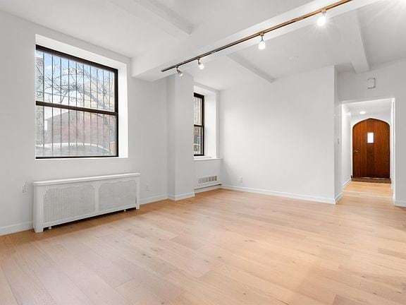 50 Glenwood Ave in Jersey City, NJ - Foto de edificio - Building Photo