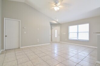 5611 Tanagergrove Way in Lithia, FL - Building Photo - Building Photo