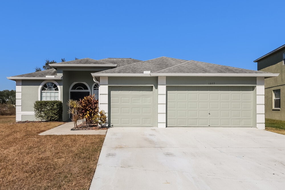 1223 Alpine Lake Dr in Brandon, FL - Building Photo