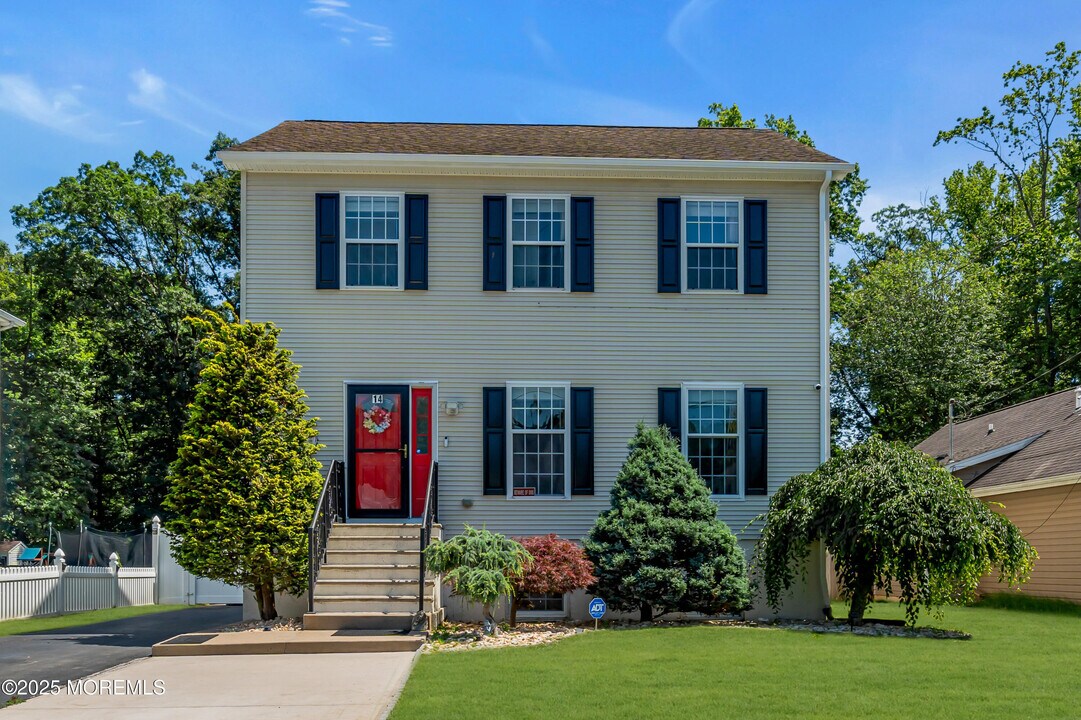 14 Evan Ave in East Windsor, NJ - Building Photo
