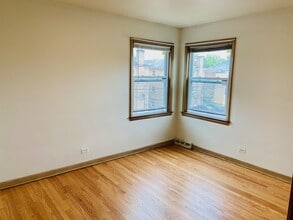 4925 Greenwood St, Unit 4925 Greenwood St 2E in Skokie, IL - Building Photo - Building Photo