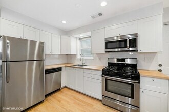 2434 N Southport Ave, Unit 2F in Chicago, IL - Foto de edificio - Building Photo
