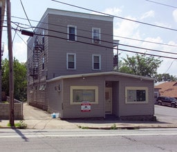 385-387 Cumberland Hill Rd in Woonsocket, RI - Building Photo - Building Photo