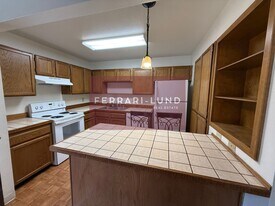 1465 E Peckham Ln in Reno, NV - Building Photo