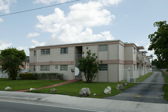 345 NW 57th Ave in Miami, FL - Building Photo - Building Photo