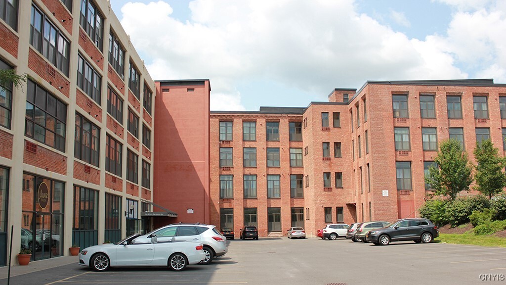 210 W Division St in Syracuse, NY - Building Photo