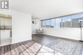 3590 Kaneff Crescent in Mississauga, ON - Building Photo - Building Photo