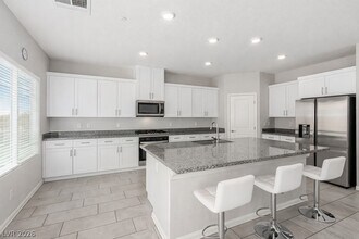 330 Spring Dove Ave in Henderson, NV - Building Photo - Building Photo