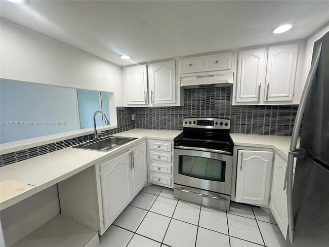 13685 NE 10th Ave, Unit 302 in North Miami, FL - Building Photo - Building Photo