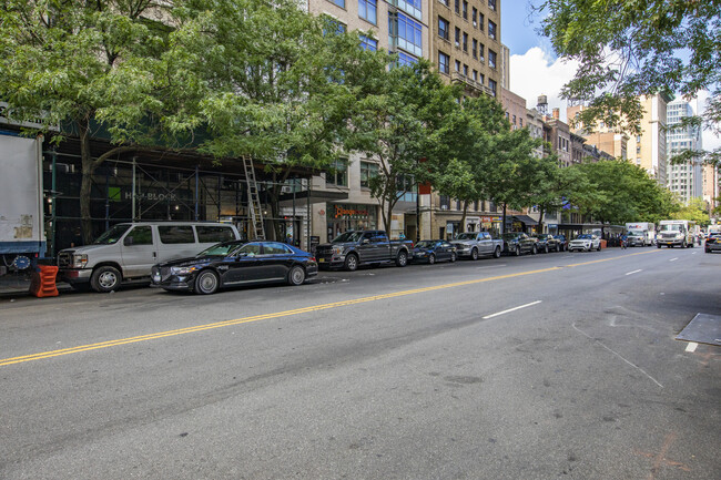 Lincoln Square in New York, NY - Building Photo - Building Photo