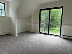 121 E Hook Cross Rd in Hopewell Junction, NY - Foto de edificio - Building Photo