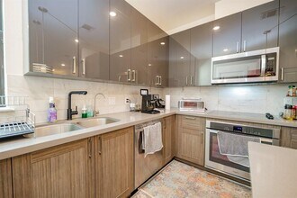 2401 Crawford St in Houston, TX - Building Photo - Building Photo