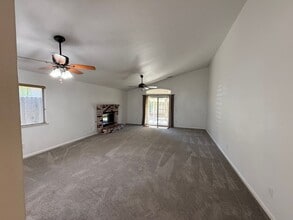 521 Pecan Dr in Ripon, CA - Foto de edificio - Building Photo