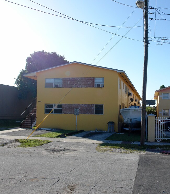 584 NW 65th St in Miami, FL - Building Photo - Building Photo