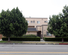 6452 Woodley Ave in Van Nuys, CA - Building Photo - Building Photo