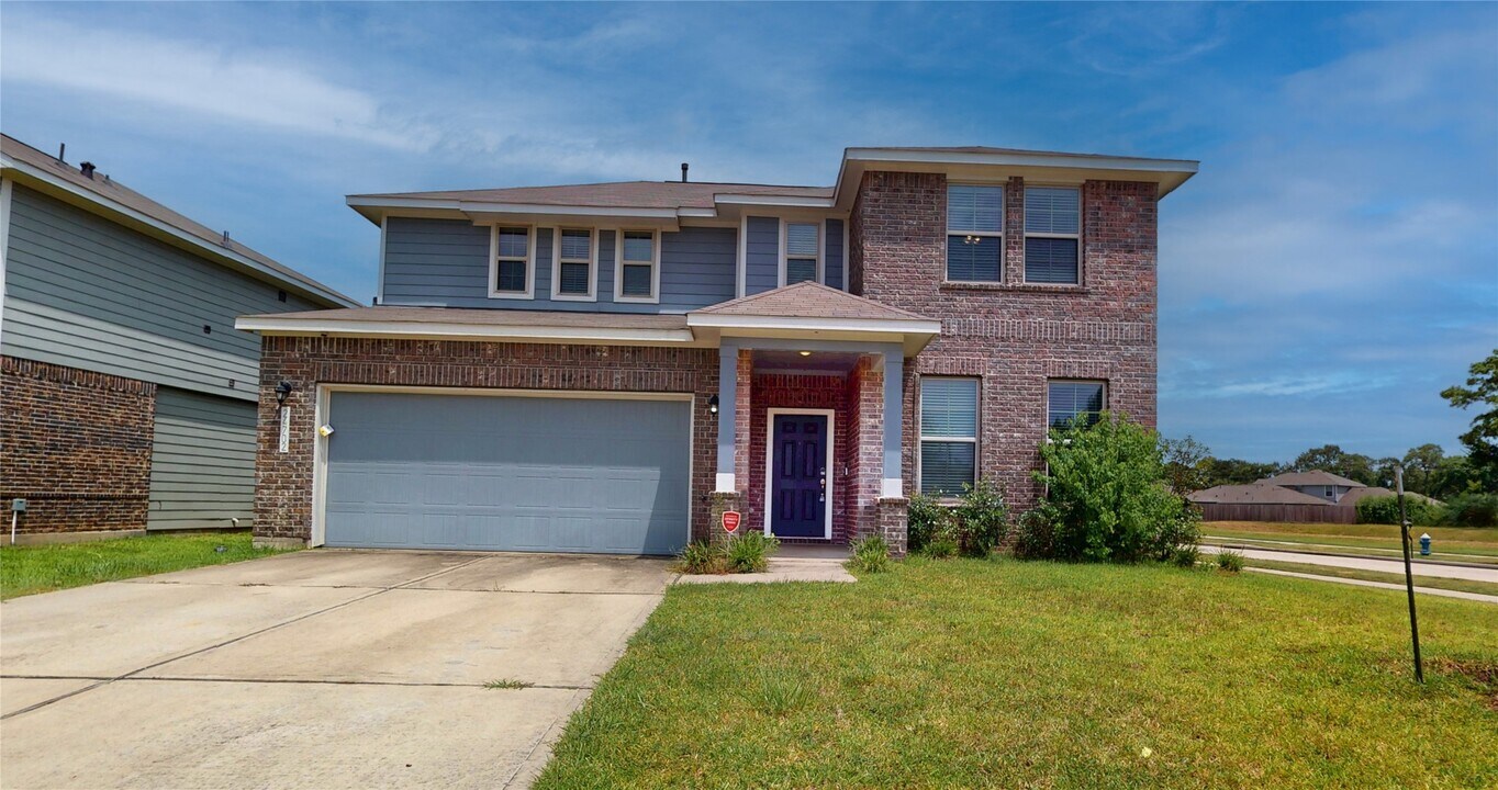 24702 Crimson Pine Dr in Huffman, TX - Building Photo