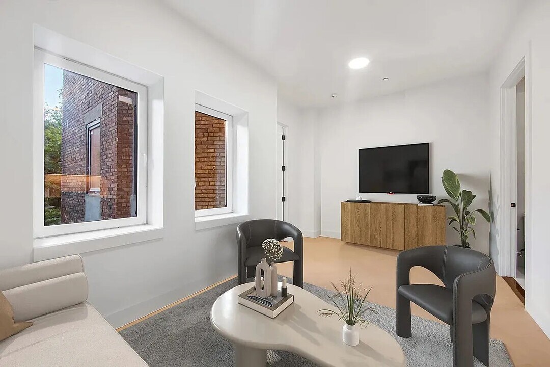 321 E 17th St in New York, NY - Building Photo