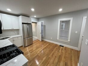 3 Mossland St, Unit 2 in Somerville, MA - Foto de edificio - Building Photo