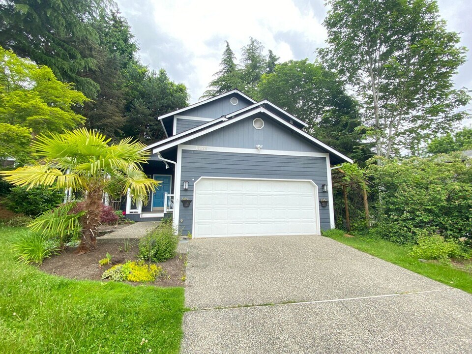 12525 93rd Ave NE in Kirkland, WA - Building Photo