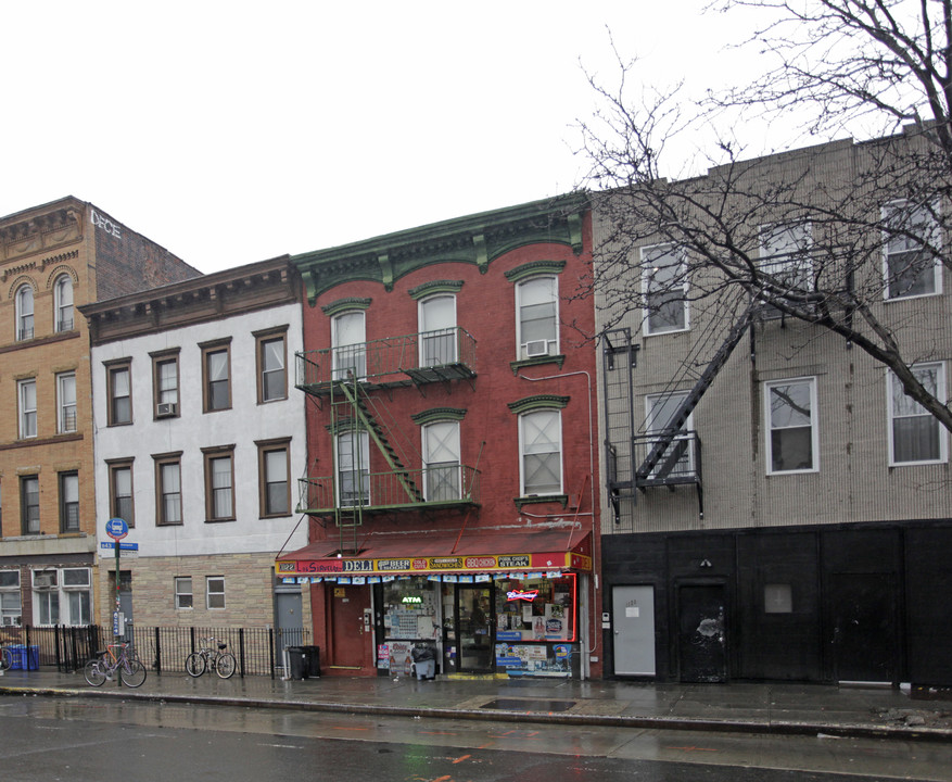 1122 Manhattan Ave in Brooklyn, NY - Building Photo