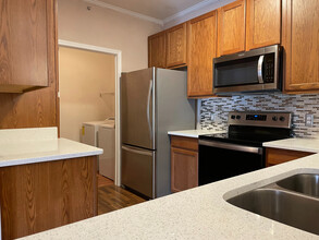 Room in Condo on Hill Point Ct in Charlotte, NC - Building Photo - Building Photo