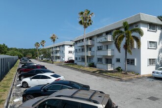 Palm Court Apartments in Miami, FL - Foto de edificio - Building Photo