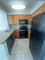 708 Executive Center Dr in West Palm Beach, FL - Building Photo