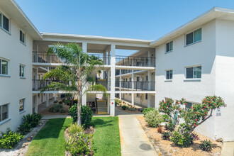 Holiday Condominiums in Venice, FL - Building Photo - Building Photo