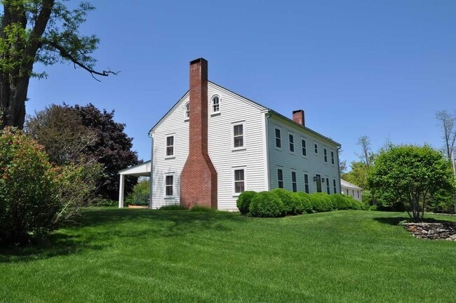 477 Stanford Rd in Millbrook, NY - Foto de edificio - Building Photo