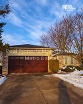 2090 Cumberland Rd in Rochester Hills, MI - Building Photo