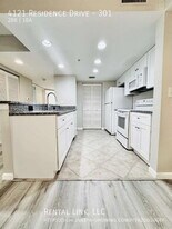 4121 Residence Drive in Ft. Myers, FL - Building Photo