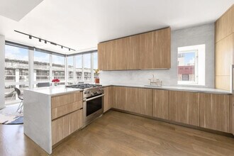 265 E Houston St in New York, NY - Building Photo - Building Photo