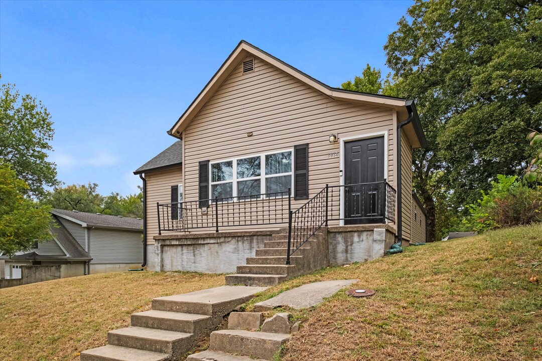 1914 W 7th St in Leavenworth, KS - Building Photo