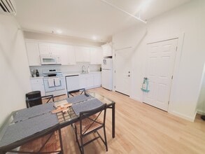 39 Parker Ave, Unit 5 in Stamford, CT - Foto de edificio - Building Photo