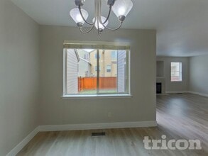 11893 Dunhill Rd in Eden Prairie, MN - Foto de edificio - Building Photo